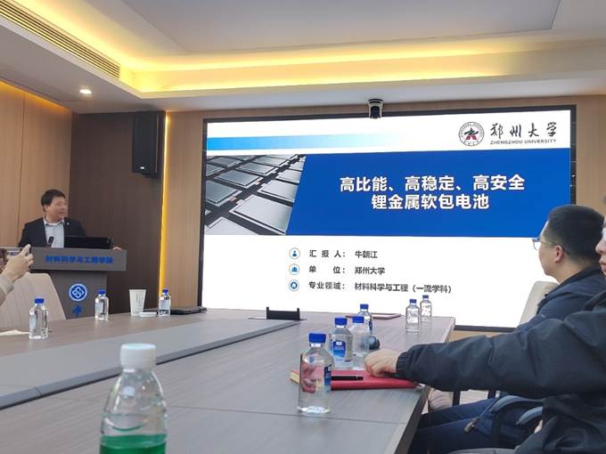 会议室里的人们 描述已自动生成